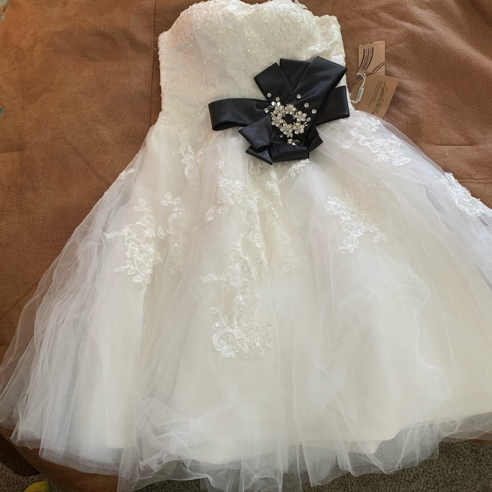 A line sweetheart tea-length wedding dress.